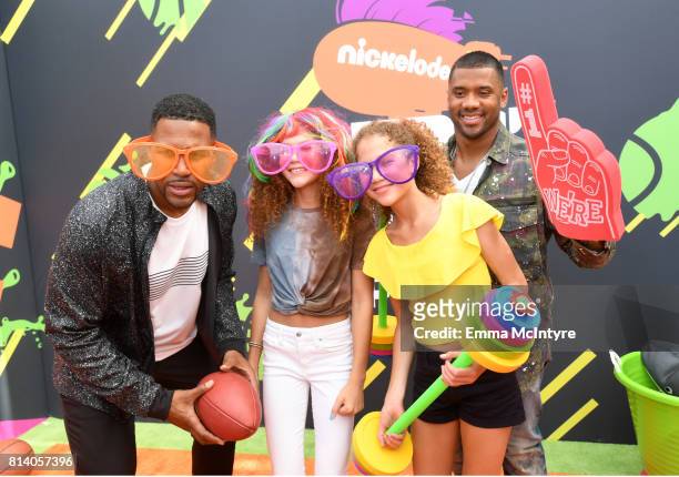 Personality Michael Strahan, Isabella Strahan, Sophia Strahan and host Russell Wilson attend Nickelodeon Kids' Choice Sports Awards 2017 at Pauley...