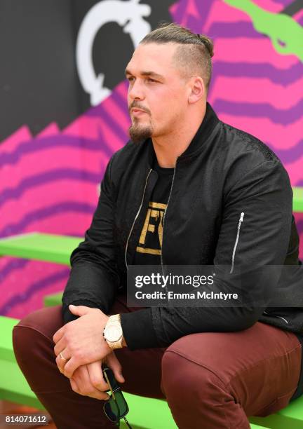 Player Derek Wolfe attends Nickelodeon Kids' Choice Sports Awards 2017 at Pauley Pavilion on July 13, 2017 in Los Angeles, California.