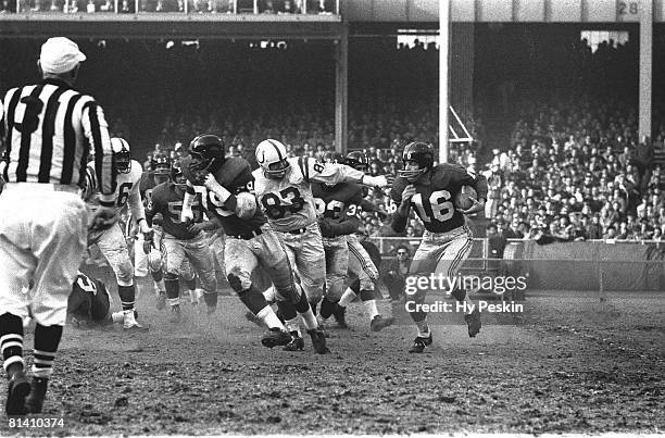 Football: NFL championship, New York Giants Frank Gifford in action, rushing vs Baltimore Colts, Bronx, NY