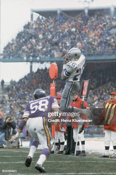 Football: NFC Playoffs, Dallas Cowboys Preston Pearson in action, making catch vs Minnesota Vikings Wally Hilgenberg , Cover, Bloomington, MN