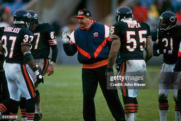 Football: Chicago Bears coach Mike Ditka with players during game vs Green Bay Packers, Chicago, IL