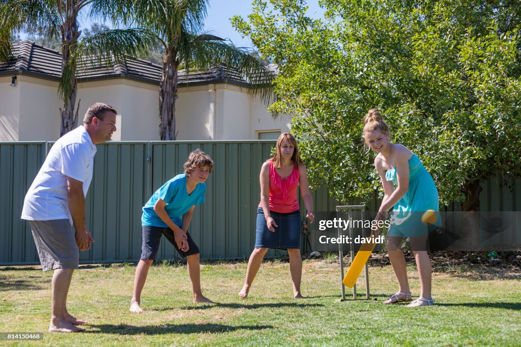 Familie Hinterhof Cricket spielen