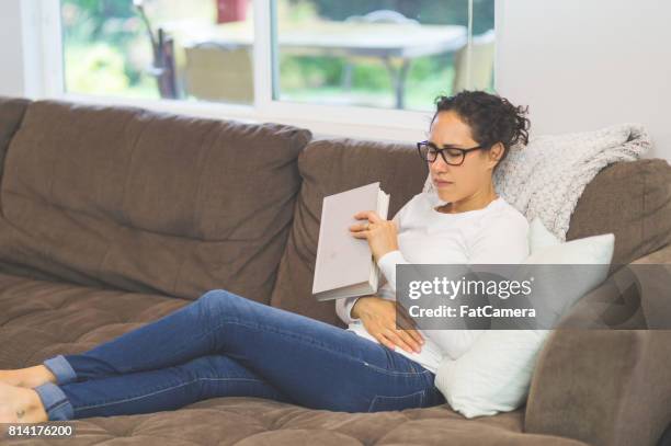 boden schmerzen - leistenregion stock-fotos und bilder