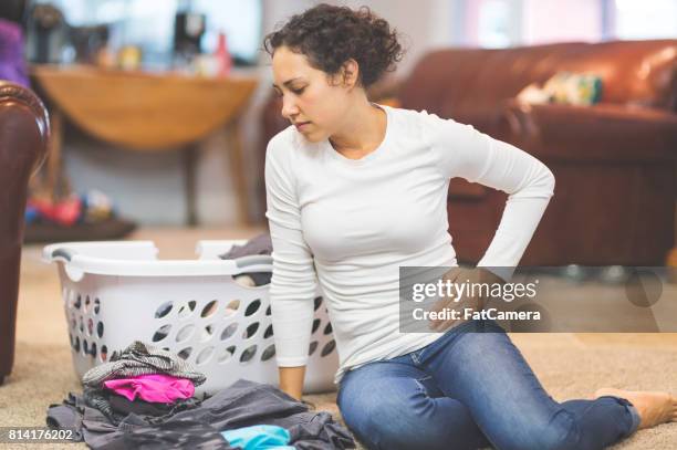 boden schmerzen - leistenregion stock-fotos und bilder