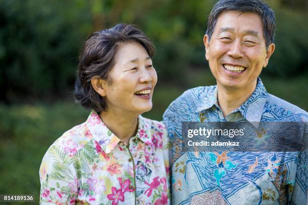 aziatische senior paar - koreaans stockfoto's en -beelden