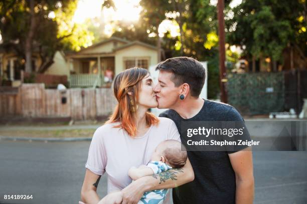 husband and wife kissing - casal beijando na rua imagens e fotografias de stock