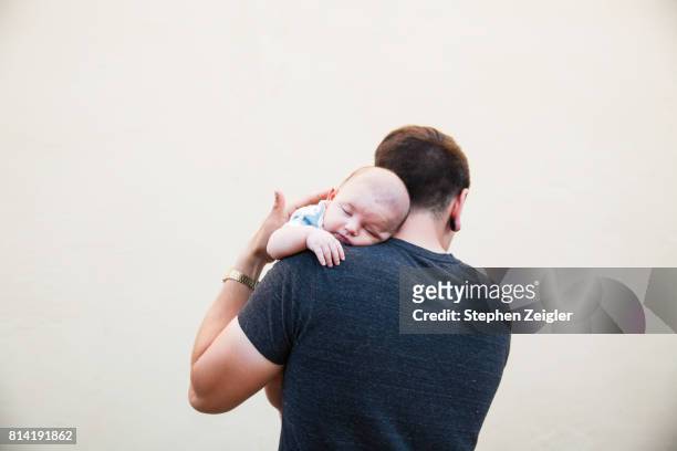father holding his newborn - father foto e immagini stock