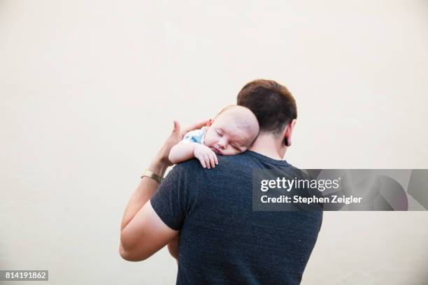 father holding his newborn - father holding sleeping baby imagens e fotografias de stock