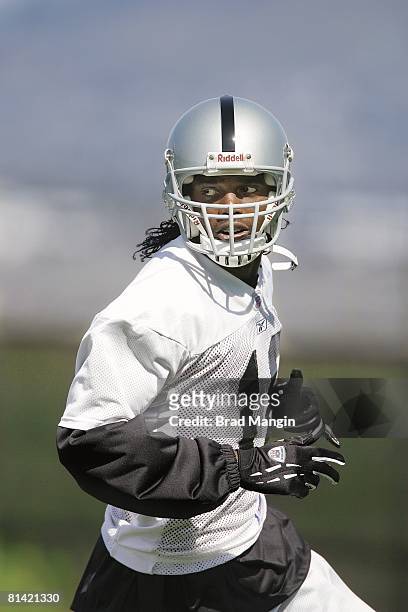 Football: Closeup of Oakland Raiders Randy Moss in action during mini camp workout, Oakland, CA 4/29/2005