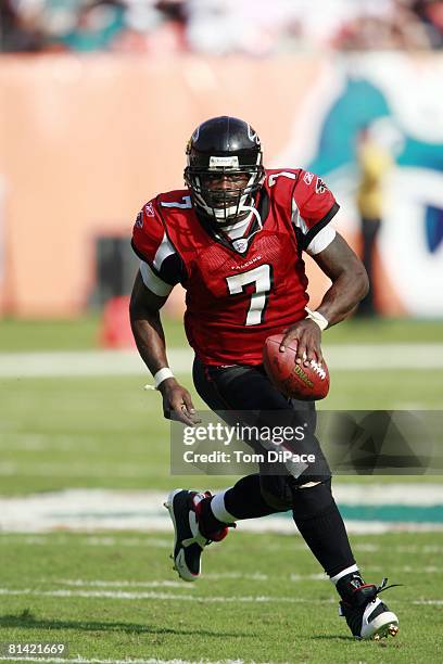 Football: Atlanta Falcons QB Michael Vick in action, scrambling vs Miami Dolphins, Miami, FL 11/6/2005