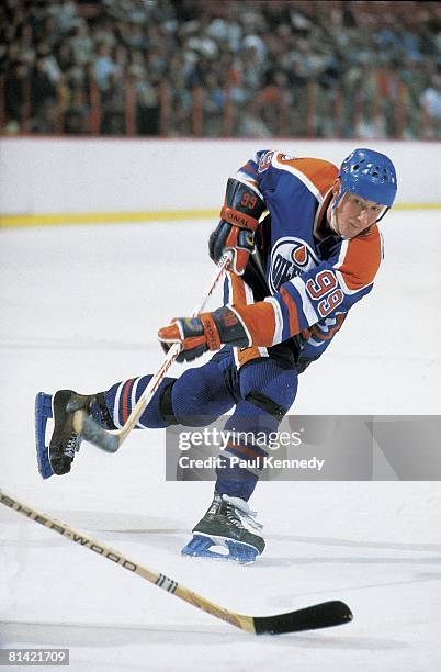 Hockey: Edmonton Oilers Wayne Gretzky in action, taking shot vs Philadelphia Flyers, Philadelphia, PA 1/14/1982