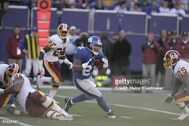 Football: New York Giants Tiki Barber in action, rushing vs Washington Redskins, East Rutherford, NJ