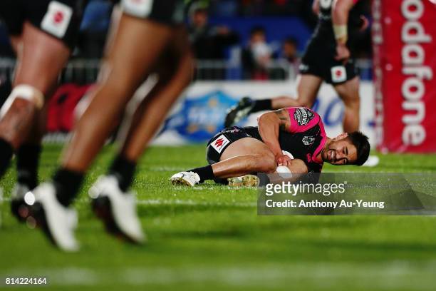 Shaun Johnson of the Warriors reacts after picking up an injury during the round 19 NRL match between the New Zealand Warriors and the Penrith...