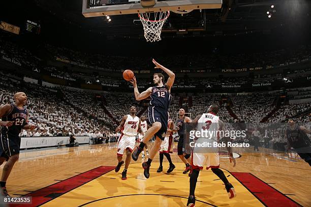 Basketball: NBA Playoffs, New Jersey Nets Nenad Krstic in action, making pass to Richard Jefferson vs Miami Heat, Game 2, Miami, FL 5/10/2006