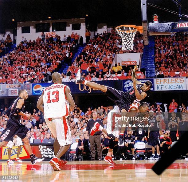 Coll, Basketball: Cincinnati's Nick Williams in action vs Louisville's Otis George at Freedom Hall, Louisville, KY 1/21/2004