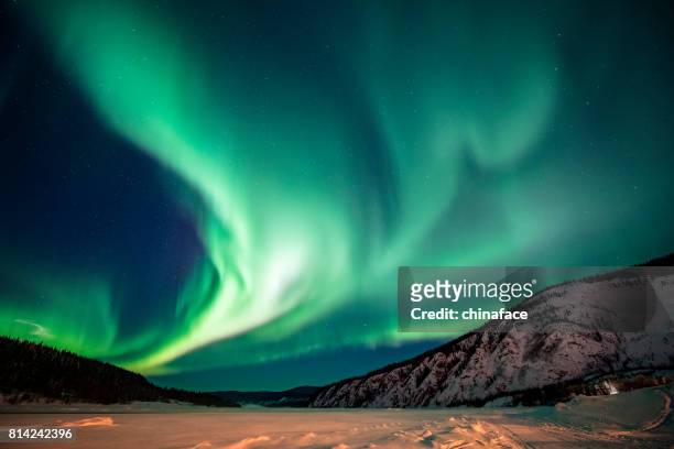 aurora boreal, território de yukon, canadá - rio yukon - fotografias e filmes do acervo