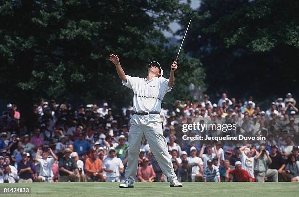 Golf: US Open, Loren Roberts upset after missing putt during three way playoff on Sunday at Oakmont CC, Oakmont, PA 6/19/1994