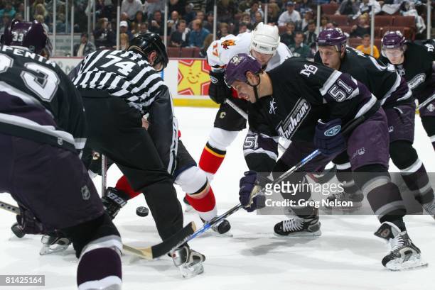 Hockey: NHL Playoffs, Anaheim Mighty Ducks Ryan Getzlaf in action, faceoff vs Calgary Flames, Game 4, Anaheim, CA 4/27/2006