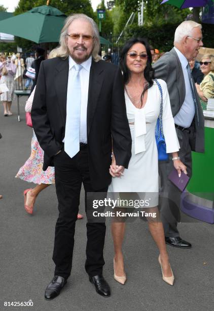 Barry Gibb Photos and Premium High Res Pictures - Getty Images