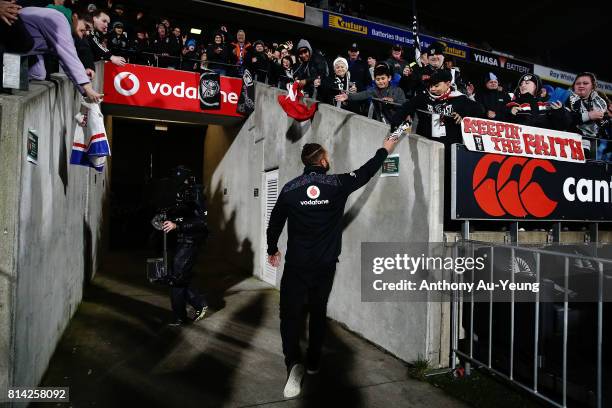 Manu Vatuvei of the Warriors farewells the fans after the round 19 NRL match between the New Zealand Warriors and the Penrith Panthers at Mt Smart...