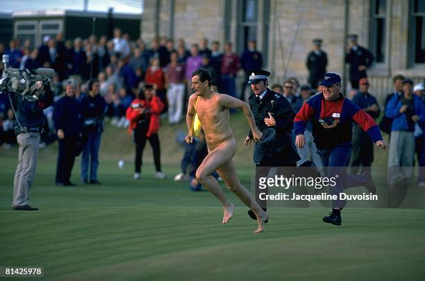Golf: British Open, Male streaker Mark Roberts running on green during Sunday play, St, Andrews, GBR 7/23/1995
