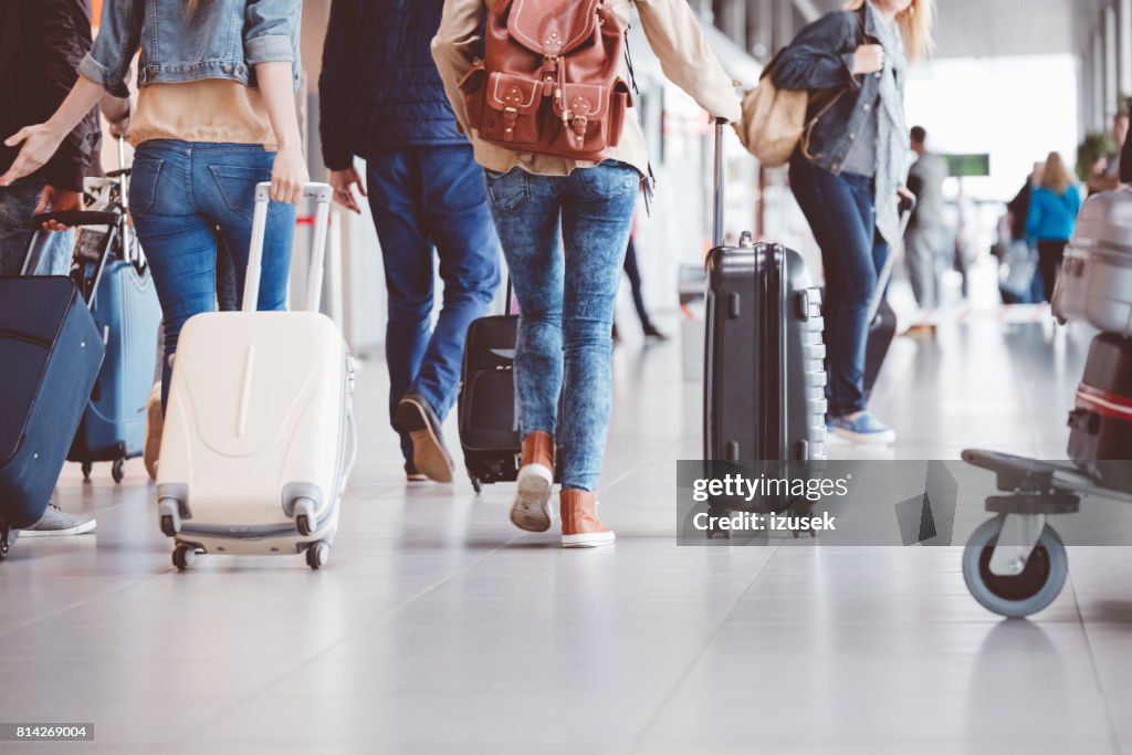 Pasajeros en la terminal del aeropuerto