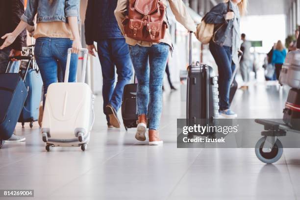 passengers walking in the airport terminal - bagagem imagens e fotografias de stock