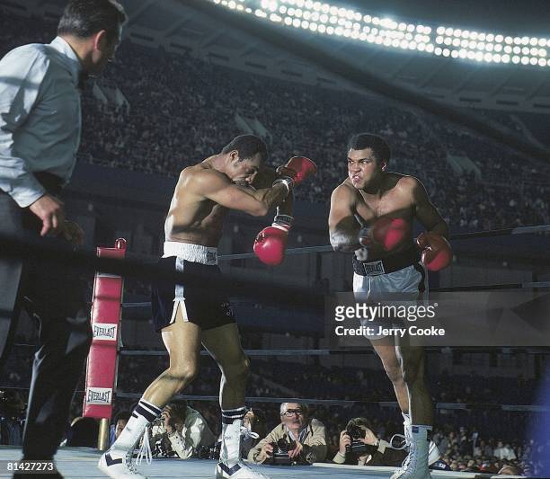 Boxing: WBC/WBA Heavyweight Title, Muhammad Ali in action, throwing punch vs Ken Norton at Yankee Stadium, Bronx, NY 9/28/1976