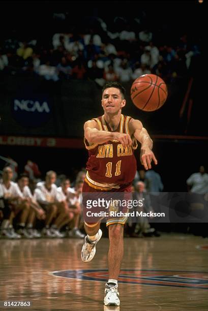 College Basketball: NCAA playoffs, Santa Clara Steve Nash in action, making pass vs Mississippi State, Boise, ID 3/17/1995
