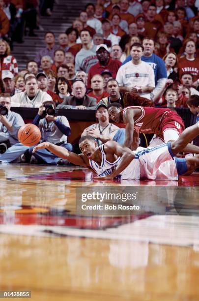 Coll, Basketball: Kentucky's Chuck Hayes in action vs Indiana's Bracey Wright , Louisville, KY