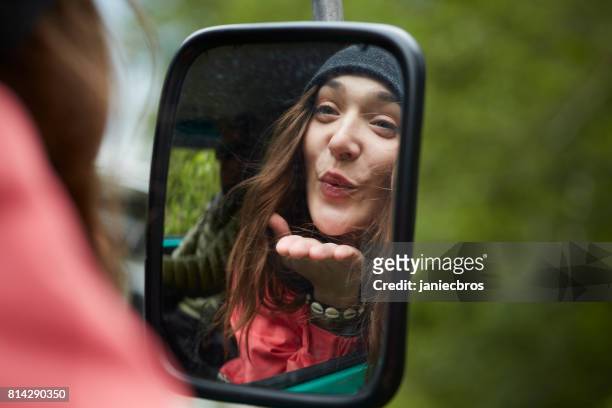 seite spiegelbild der jungen frau im auto - auto küssen stock-fotos und bilder