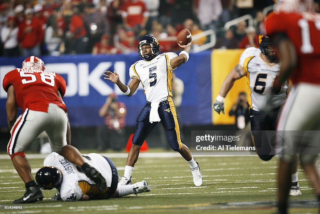 Sugar Bowl, West Virginia QB Pat White in action, making pass vs... Fotografía de noticias ...