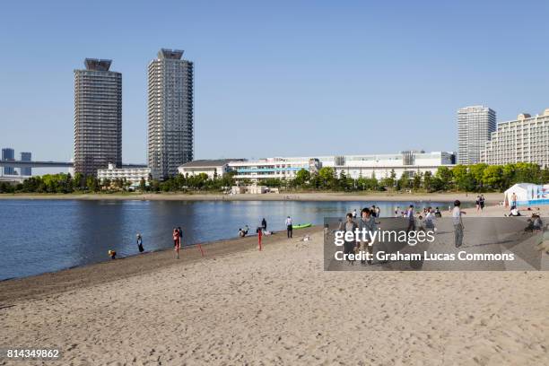 odaiba beach in tokyo bay, japan. - odaiba seaside park stock pictures, royalty-free photos & images