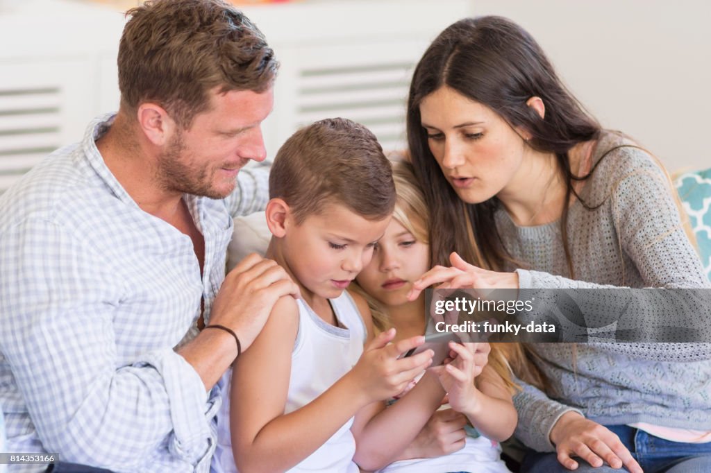 Jonge Australische familie gaming