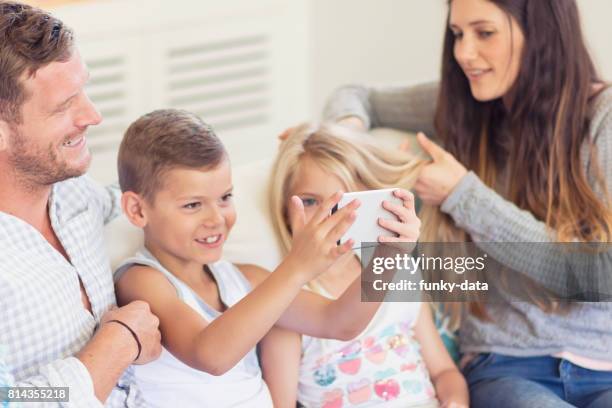 mobiele gaming met familie - lypseaus2015 stockfoto's en -beelden