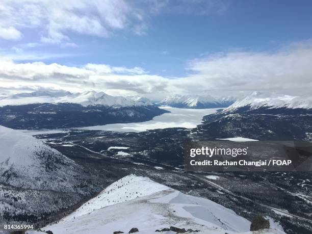 cariboo mountains during winter - cariboo stockfoto's en -beelden