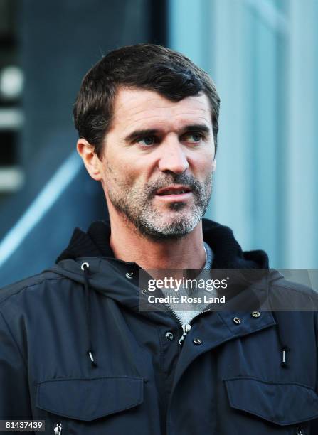 Sunderland FA Premiership manager Roy Keane looks on during a New Zealand All Blacks training session at Rugby League Park on June 4, 2008 in...