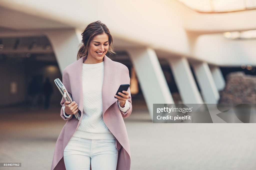 Fashionabla kvinna med smart telefon