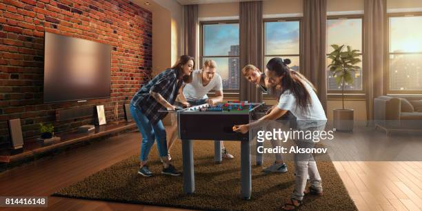 amigos com entusiasmo jogam jogo de futebol/chutador de mesa - totó - fotografias e filmes do acervo