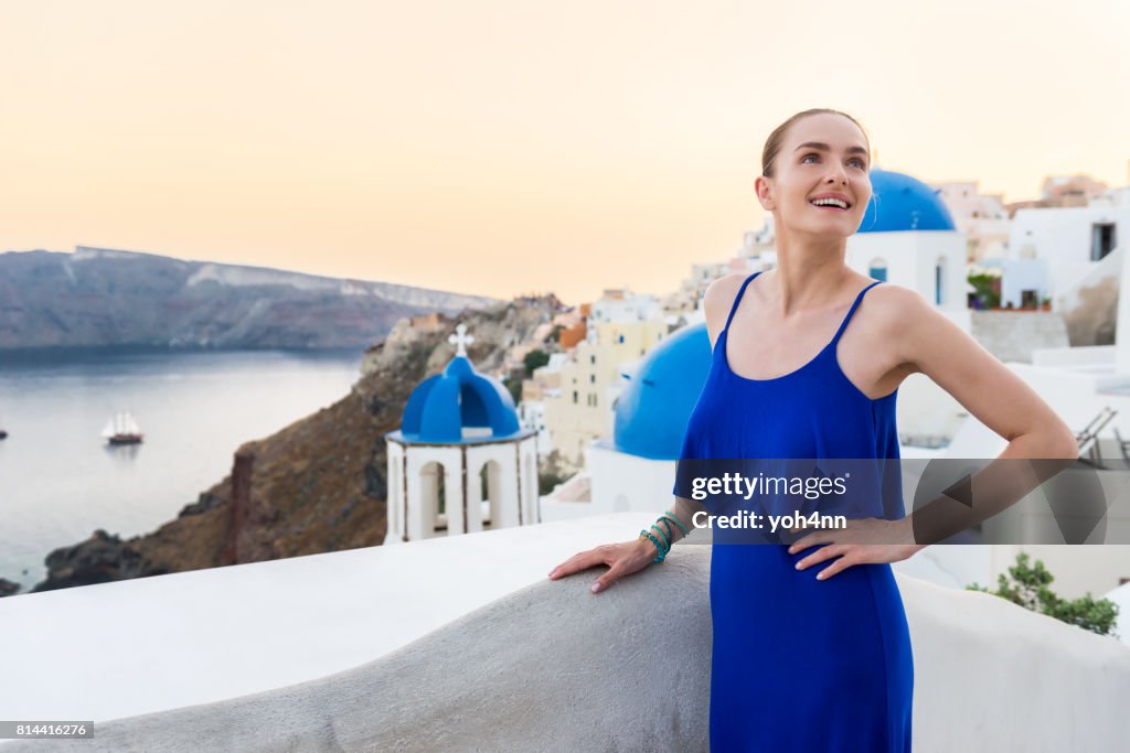 Schönheit von Santorini & hübsche Frau tourist