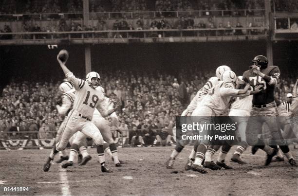 Football: NFL Championship, Baltimore Colts QB Johnny Unitas in action, making pass vs New York Giants, Bronx, NY