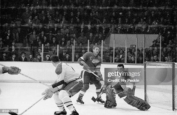 Hockey: Montreal Canadiens goalie Jacques Plante in action vs Detroit Red Wings, Montreal, CAN 2/17/1955