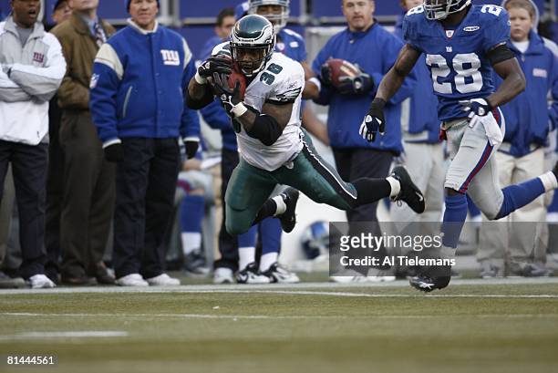 Football: Philadelphia Eagles Brian Westbrook in action, rushing vs New York Giants, East Rutherford, NJ