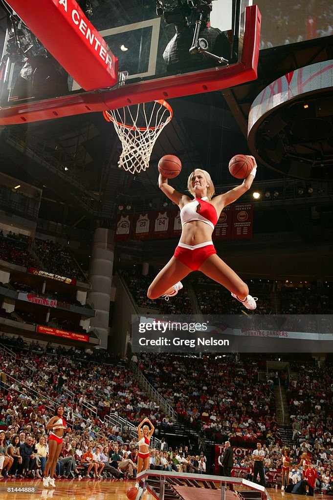 Houston Rockets Dance Houston Rockets dance team cheerleader Carrie Barnhart making dunk ...
