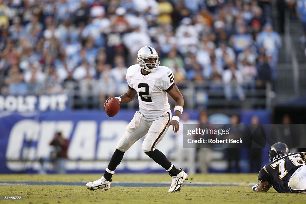 Oakland Raiders QB Aaron Brooks in action vs San Diego Chargers, San