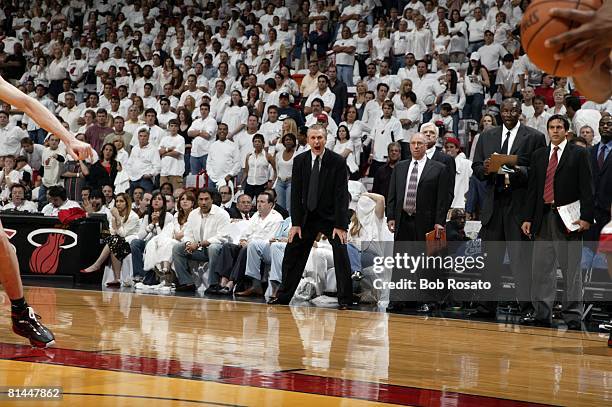Pat Riley Sidelines Bob Riley (Basketball) Photos and Premium High Res Pictures - Getty Images