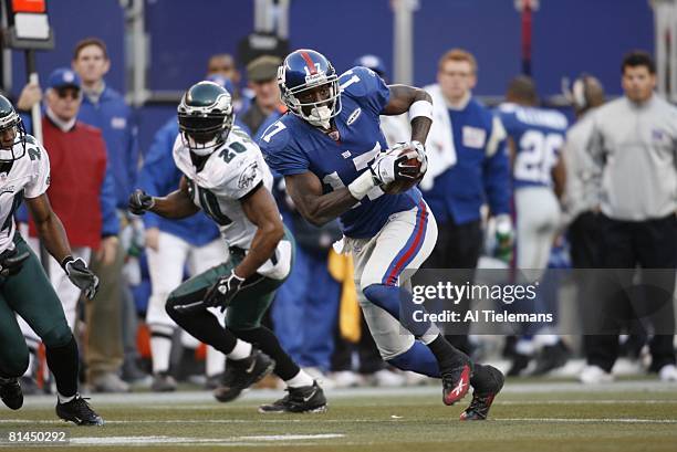 Football: New York Giants Plaxico Burress in action, rushing vs Philadelphia Eagles, East Rutherford, NJ