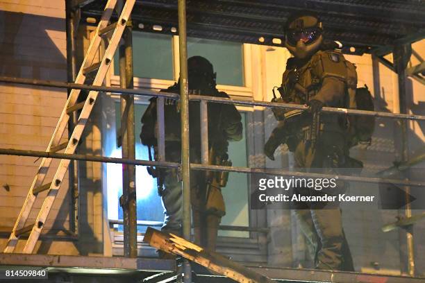 Police Members of a German SWAT from Bavaria hold a machine guns during a search of an apartment complex, used by protesters from the left-wing...