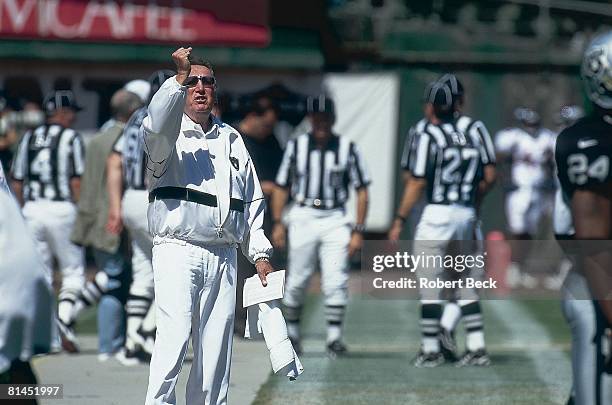 Football: Oakland Raiders owner Al Davis on sidelines during game vs Denver Broncos, Oakland, CA 9/17/2000