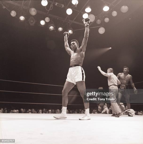 Floyd Patterson Robe 369 Muhammad Ali Floyd Patterson Photos & High Res Pictures - Getty Images